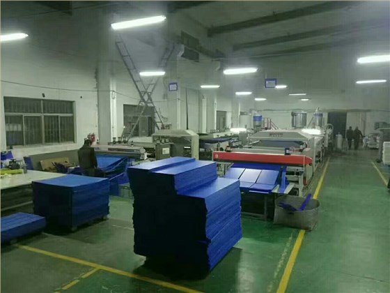 鈣塑板生產(chǎn)現(xiàn)場(chǎng) 鈣塑板生產(chǎn)現(xiàn)場(chǎng)