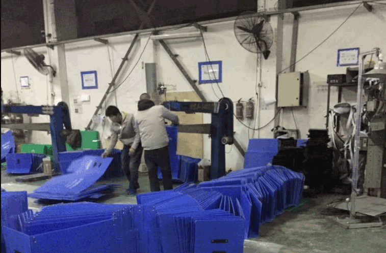 鈣塑箱廠家車(chē)間