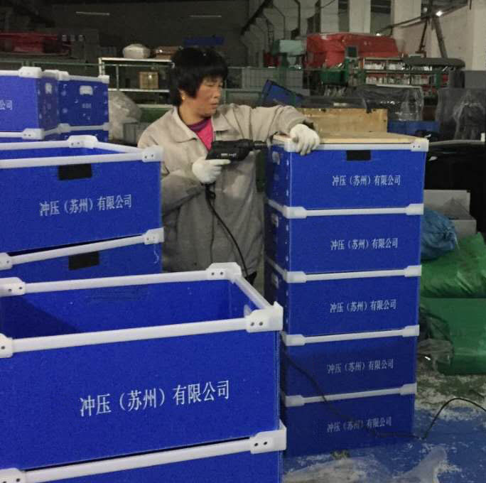 鈣塑箱廠家車(chē)間5