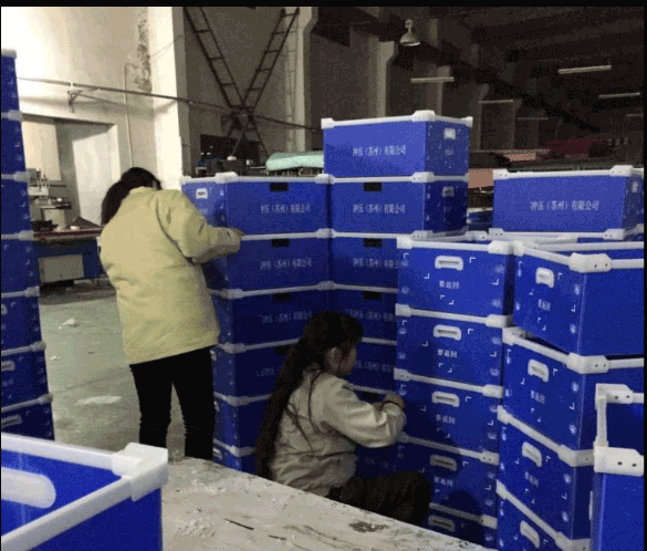 鈣塑箱廠家車(chē)間7